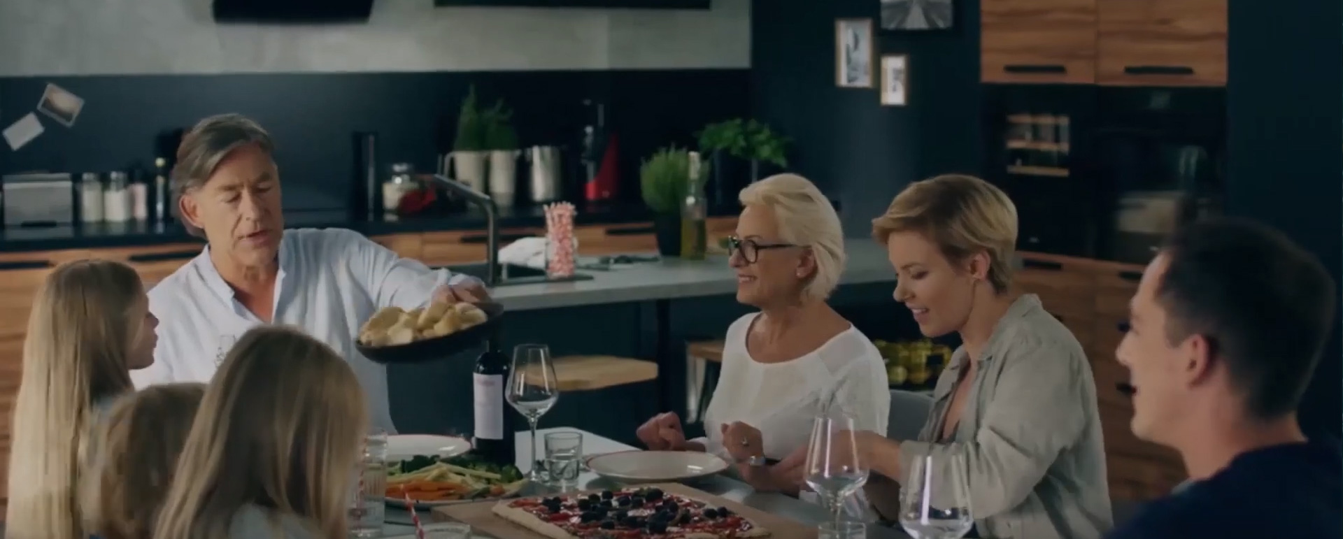 Vizionaţi clipul video şi aflaţi mai multe despre Amica Group
